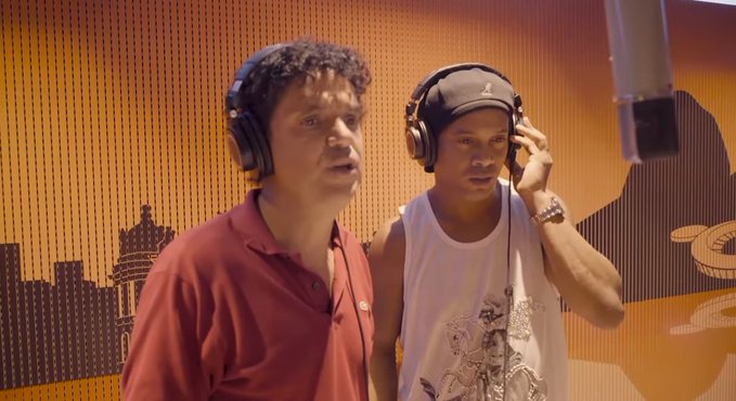 Ronaldinho muestra sus dotes de rapero en contra de la corrupción