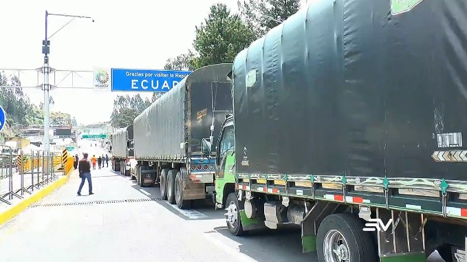 Transportistas ecuatorianos deben esperar hasta 24 horas para pasar a Colombia