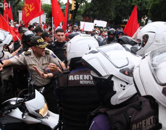 El enfrentamiento sucedió previo la marcha de los manifestantes por las calles de Guayaquil.