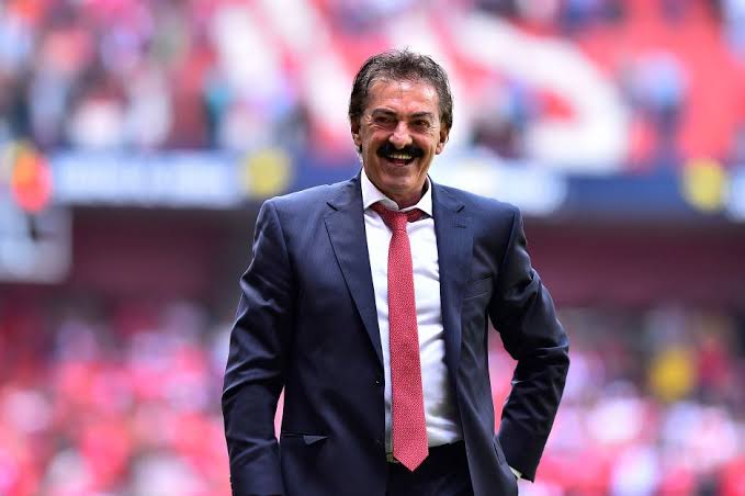 Lavolpe anuncia el fin de su etapa como director técnico