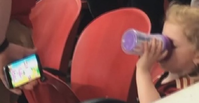 Hincha entretuvo a su hija con Peppa Pig en pleno partido