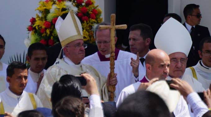 ¿Por qué el Papa Francisco usó un báculo de madera para la misa de Samanes?