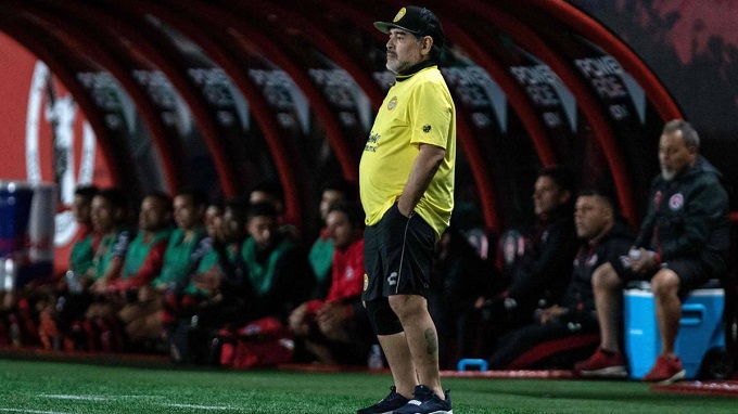Maradona vuelve a caminar tras su operación de rodilla