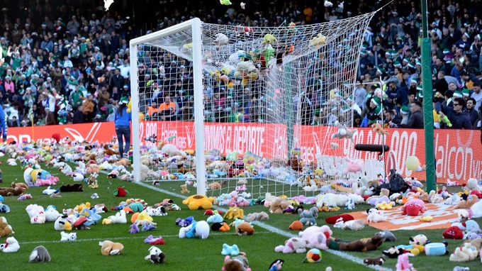 Lluvia de peluches de los hinchas del Betis por Navidad