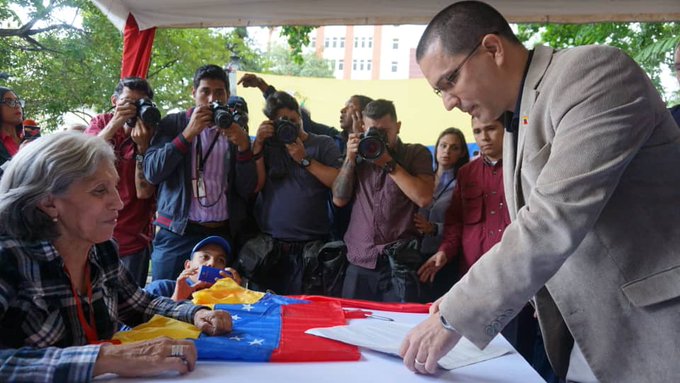 Maduro busca cambio en diálogo con oposición