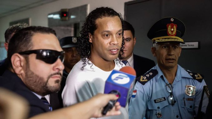 Ronaldinho sale de la cárcel y seguirá su proceso en un hotel