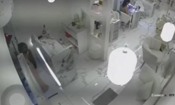 ¡Lo mordimos!: mujeres enfrentan a delincuente armado y lo hacen huir de un salón de belleza en Guayaquil