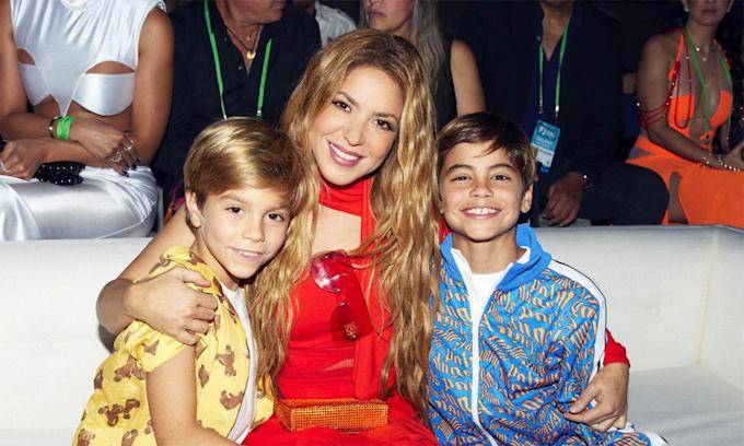 Imagen de archivo de Shakira junto a sus hijos Sasha, de 8 años, y Milan, de 10 años, en los Premios Juventud 2023.