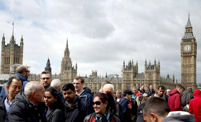 Imagen referencial de turistas en Londres.