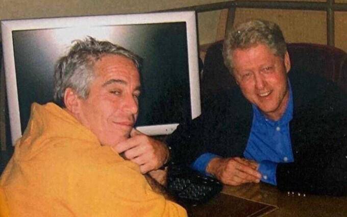 Bill Clinton junto a Jeffrey Epstein.