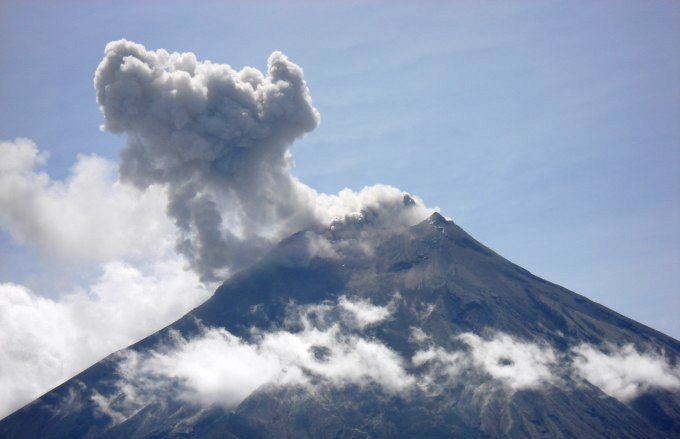 Incremento en actividad del volcán Tungurahua alerta a moradores