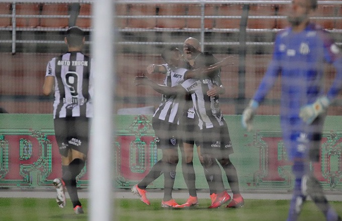 Atlético Mineiro gana con dos pases gol de Cazares