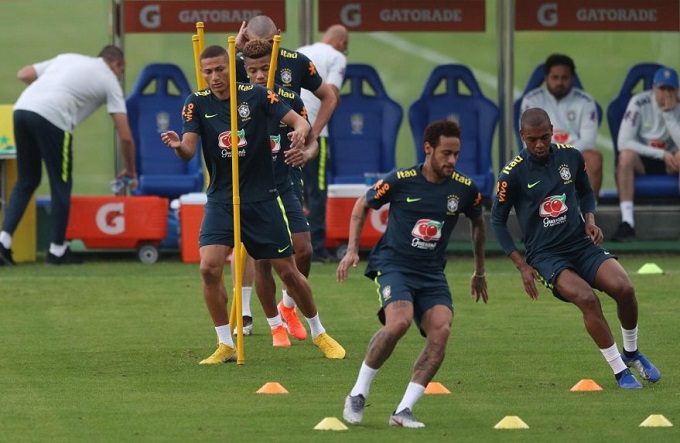 Médicos de Brasil descartan &quot;lesión grave&quot; de Neymar