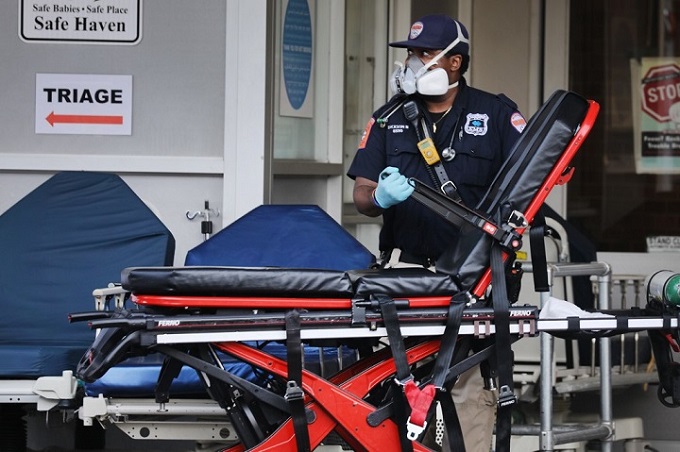 EE.UU. supera los 100.000 muertos por coronavirus, titubeando en la reapertura