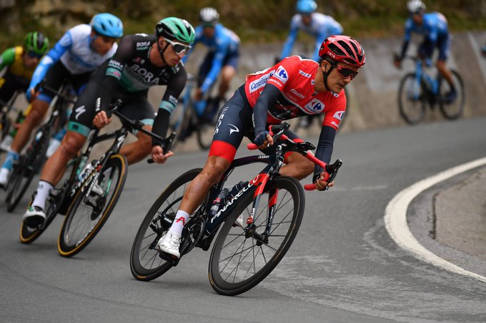 Michael Woods corta el sueño de Valverde y Carapaz aguanta la roja