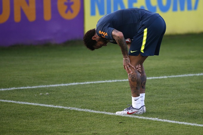 Neymar deja la práctica de Brasil con dolor de rodilla