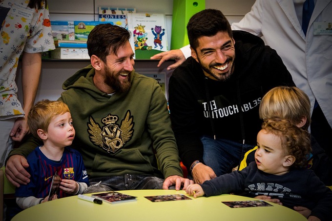 Messi y Suárez en un hospital de niños en la previa de Reyes