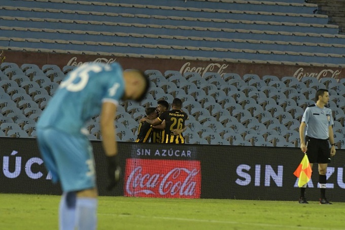 Peñarol derrota a Nacional y será rival de BSC