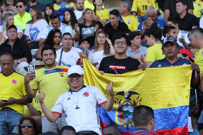Hinchas festejaron el título con jugadores de Ecuador