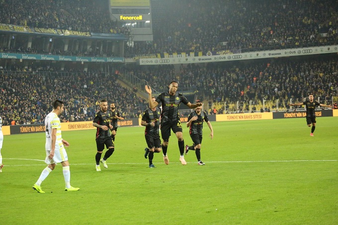 Nuevo gol de Arturo Mina en Turquía
