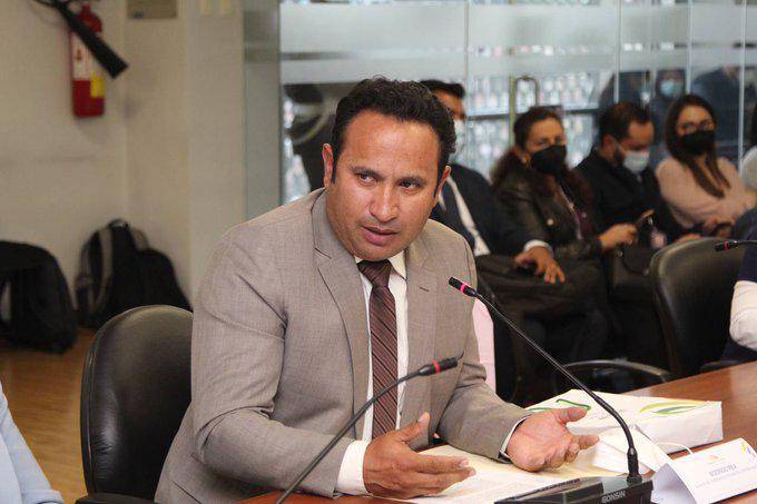 Ciudadanos afectados por deslave agreden al alcalde de Alausí