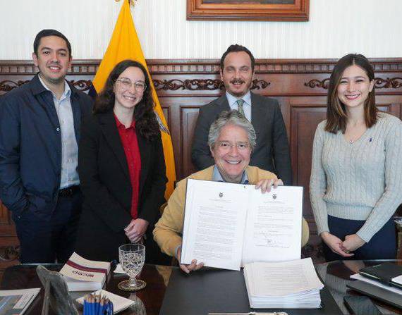 Consulta popular: Lasso firma el decreto en el que ordena al CNE la organización del plebiscito