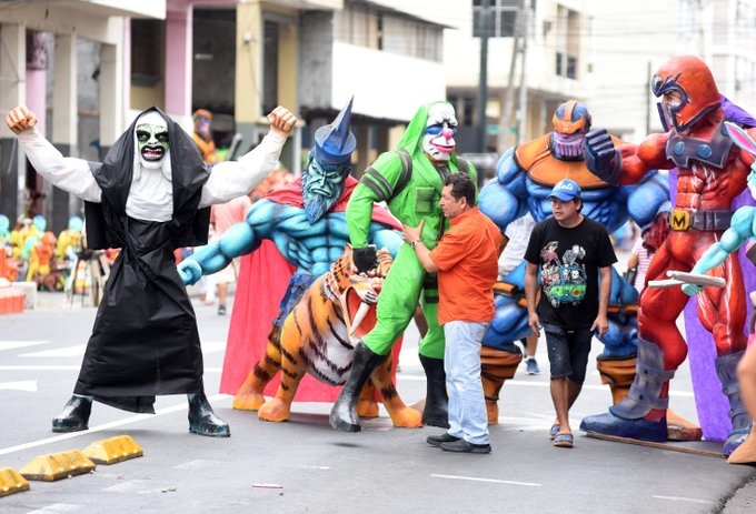 Figuras de superhéroes y políticos, listas para ir a las llamas