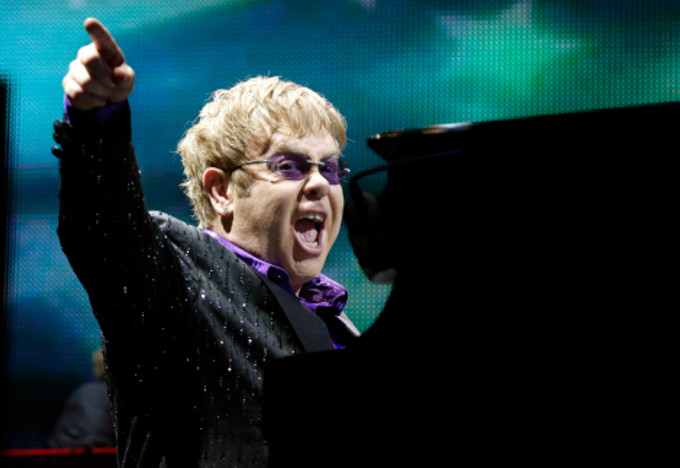 El cantante Elton John cancela compromisos por apendicitis