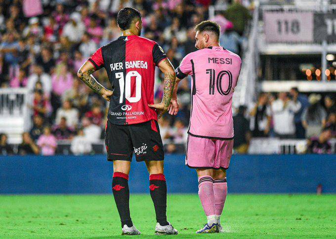Ever Banega y Lionel Messi en el partido amistoso entre Newell's vs. Inter Miami