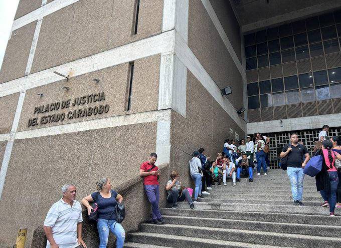 Una multitud de personas esperaban los resultados de la audiencia de excarcelación de 30 presos de la comunidad LGBTIQ+ afuera del Palacio de Justicia del Estado Carabobo.