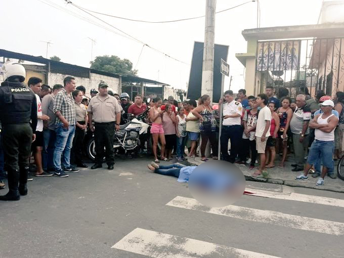 Asesinan a mujer en plena calle de Milagro