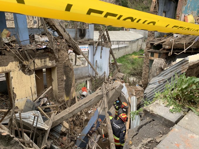 Dos fallecidos tras colapso de una vivienda en Quito