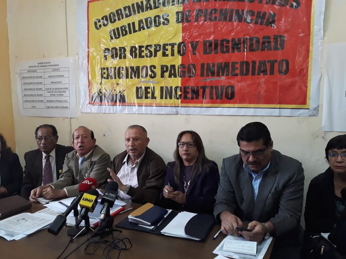 Maestros jubilados retomarían huelga de hambre