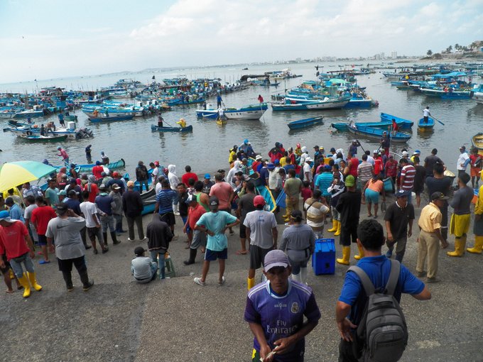 Pescadores realizan paro en el puerto de Santa Rosa