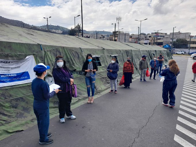 COVID: hasta 280 personas al día buscan atención en el IESS Quito Sur