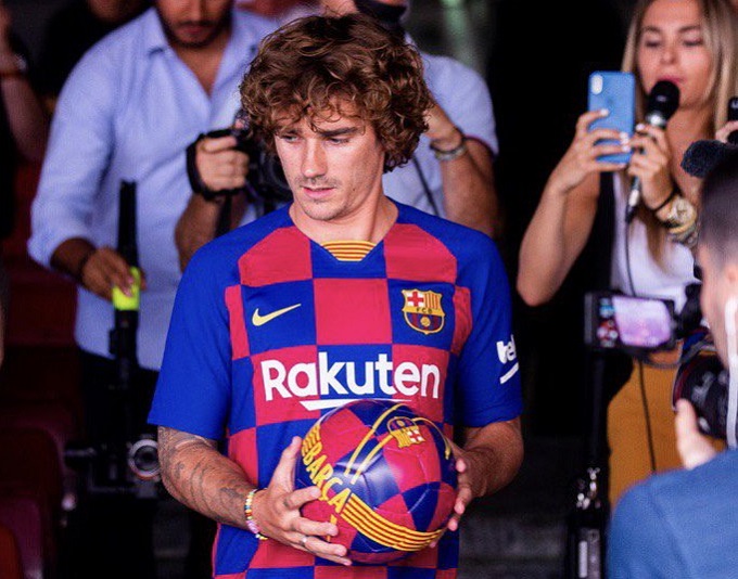 Hija de Griezmann sorprendida por el eco del Camp Nou