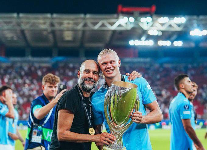 Pep Guardiola abraza a Erling Haaland