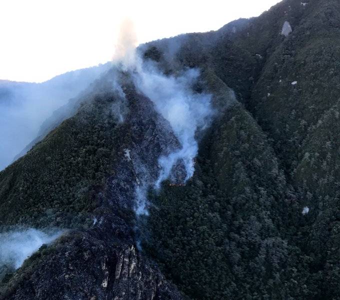Bomberos combaten incendio forestal en el Pululahua