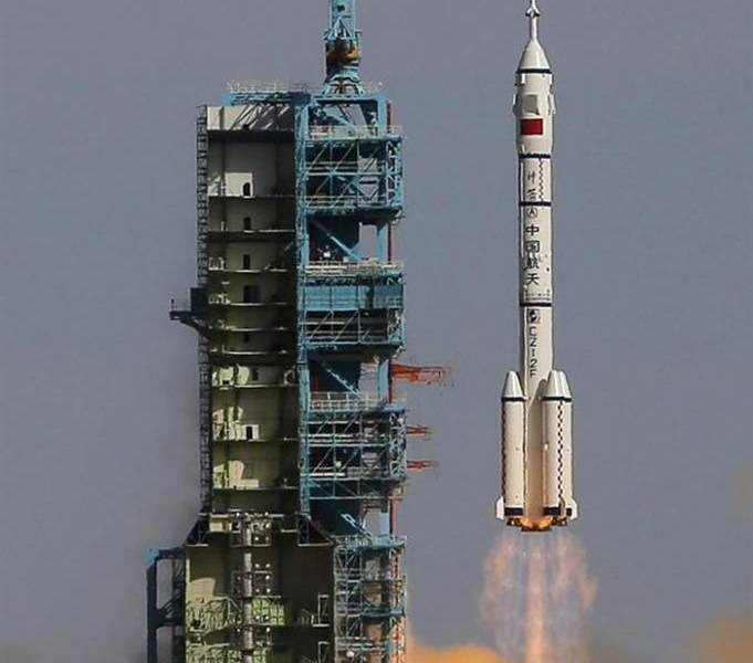 China lanza 3 astronautas al espacio en su quinta misión tripulada