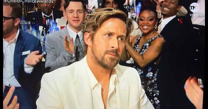 Ryan Gosling reacciona con una expresión de sorpresa e inesperada por ganar mejor canción