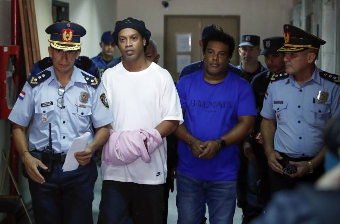 Abogados intentan obtener libertad provisional de Ronaldinho en Paraguay