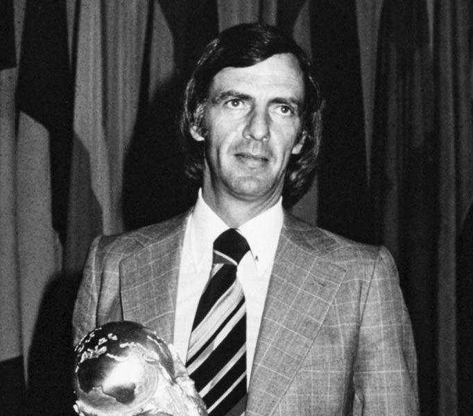 Luis Menotti con la Copa del Mundo.