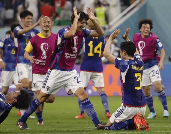 Jugadores de Japón celebran el triunfo ante España en el estadio Internacional Jalifa en Doha.