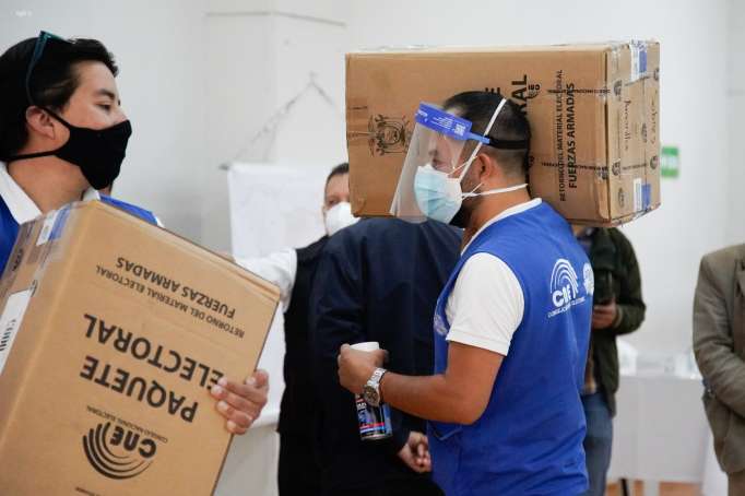 Ecuador va a las urnas con ideologías polarizadas y votantes desencantados