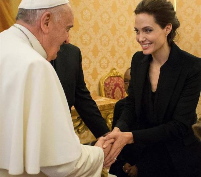 Papa Francisco recibe para un breve saludo a Angelina Jolie