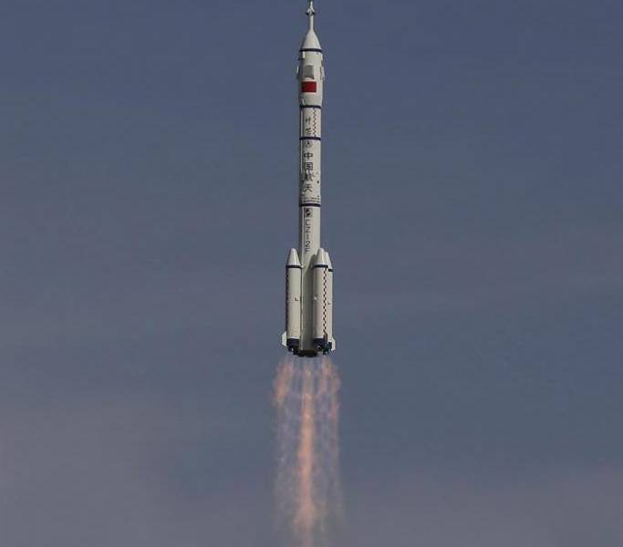 China lanza 3 astronautas al espacio en su quinta misión tripulada