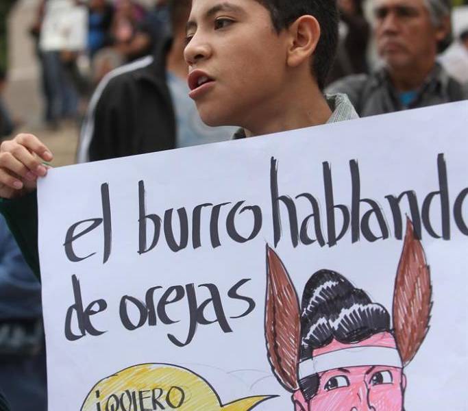 México: maestros y policías se enfrentan en protesta contra la reforma educativa