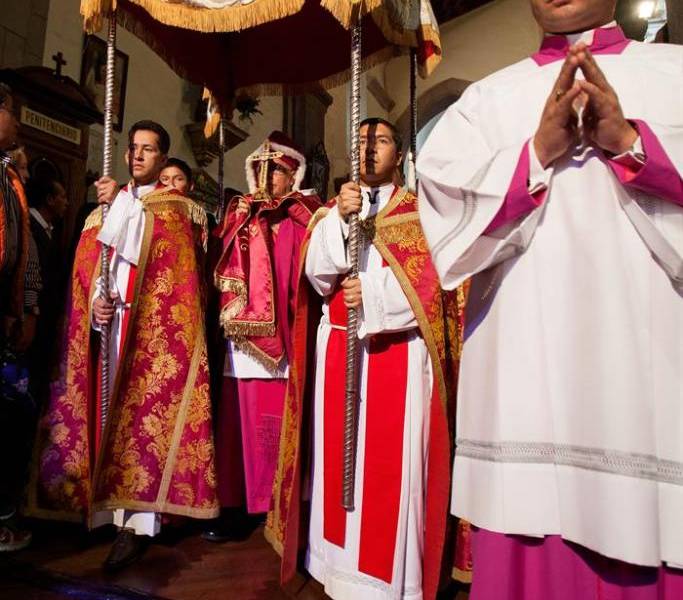 El &quot;Arrastre de caudas&quot;, un viejo rito católico que sobrevive en Quito