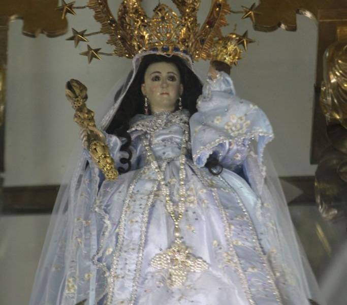 Fieles cumplen sus promesas a la 'Churona' en el último tramo de la procesión