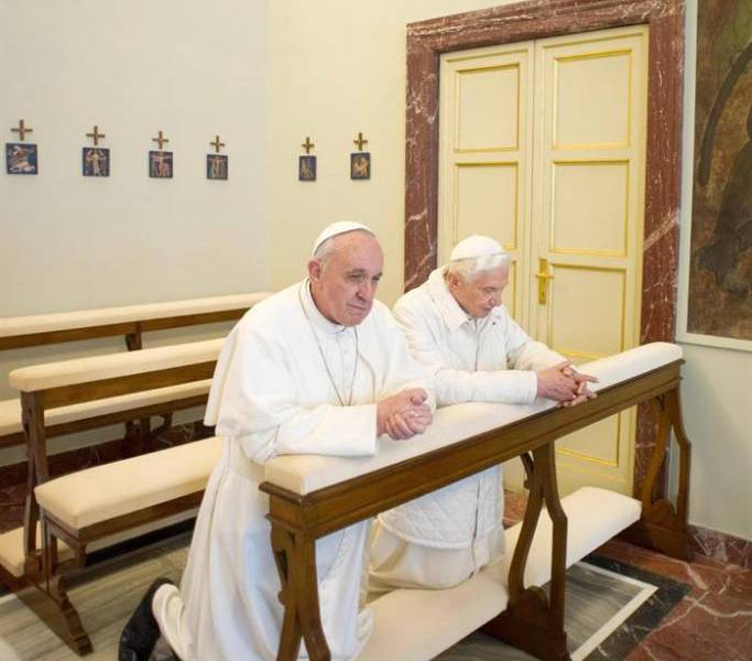 Abrazo histórico entre dos papas, Francisco y Benedicto XVI